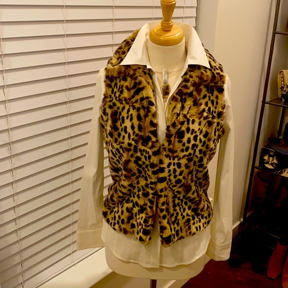 Outdoor edition by Parkhurst plush leopard print vest.  Size medium